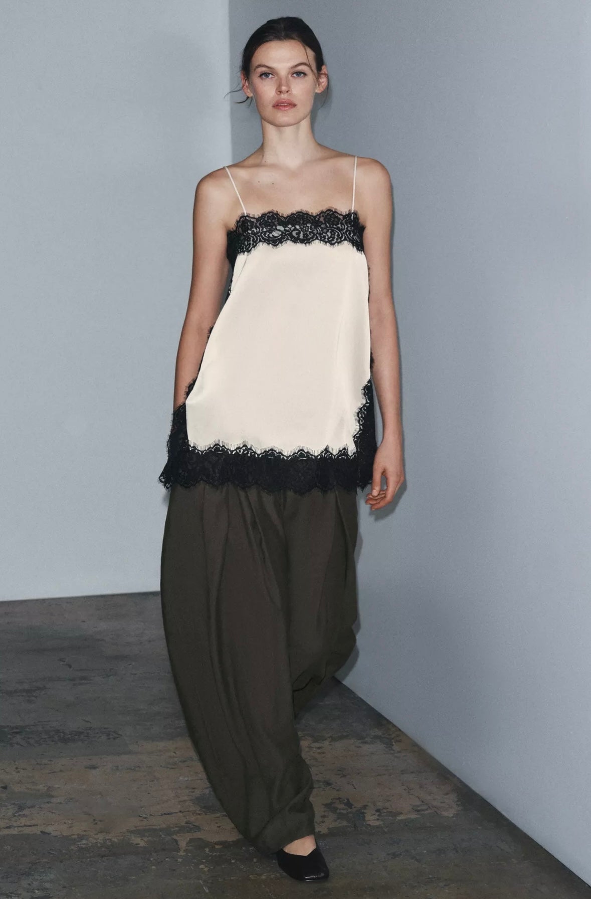 Top Acetinado com Renda Contrastante – Ivory