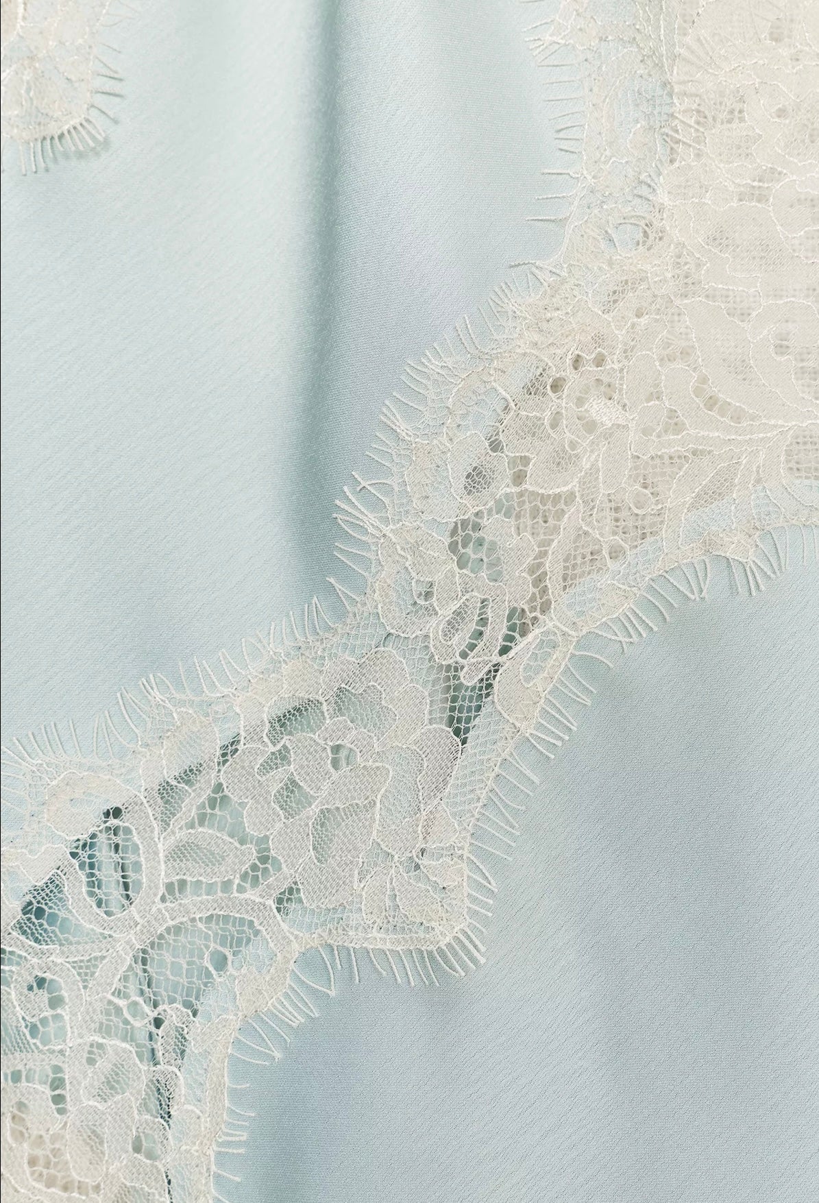 Top de Alça com Renda Acetinada – Éclat