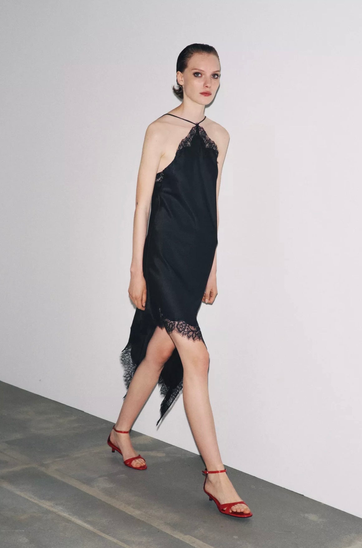 Vestido Curto Acetinado com Renda - Liora